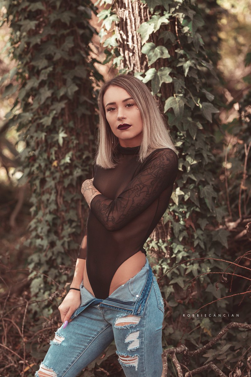 NZsHottest's tweet photo. She’s one tug away from dropping denim and raising hell.
Black lace, rose ink, and a smirk that just hijacked your heartbeat. 😈🌿
#InkedGirls #Bodystocking #DenimDrop #GirlswithTattoos #ForestBabe 🖤🍃 https://t.co/vcV9vmUWMf