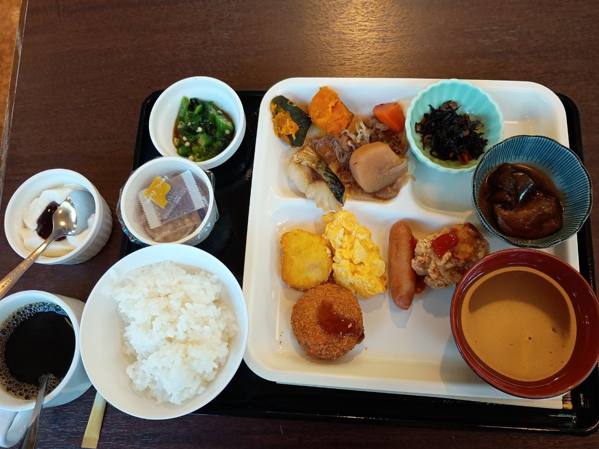 朝の飯テロでーす♪
昨夜は昔いた会社の入社同期会で東京にお泊りだったので、スマイルホテル東京綾瀬駅前の朝食ブッフェで。
今日はこのまま群馬に帰って紅葉狩りでも行こうかな〜