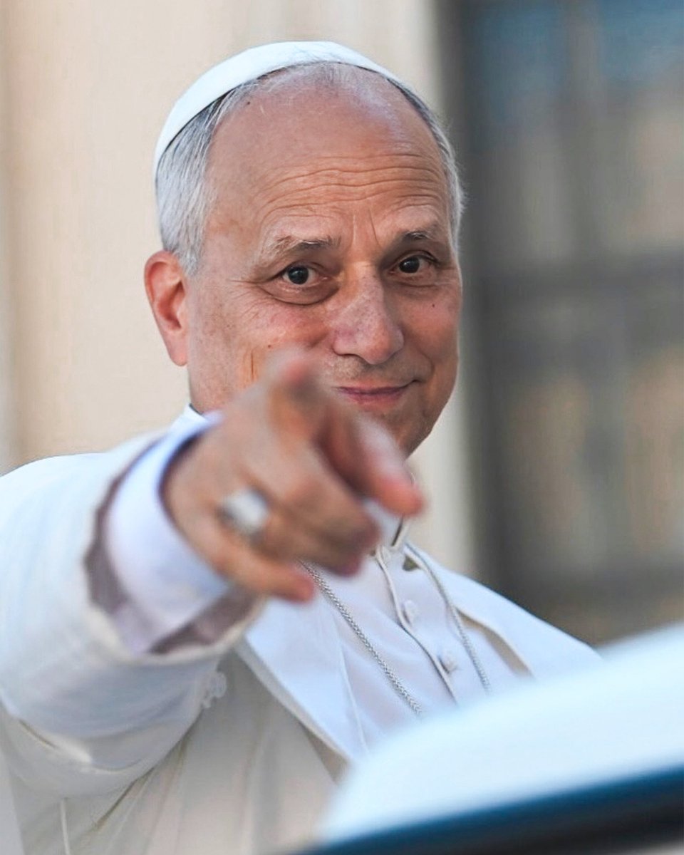 La oración no es un ejercicio accesorio, en ella se aprende a reconocer su voz y a dejarse conducir por Él. Quien no ora, no conoce al Maestro; y quien no lo conoce, no puede amarlo de verdad ni configurarse con Él.

Papa León.