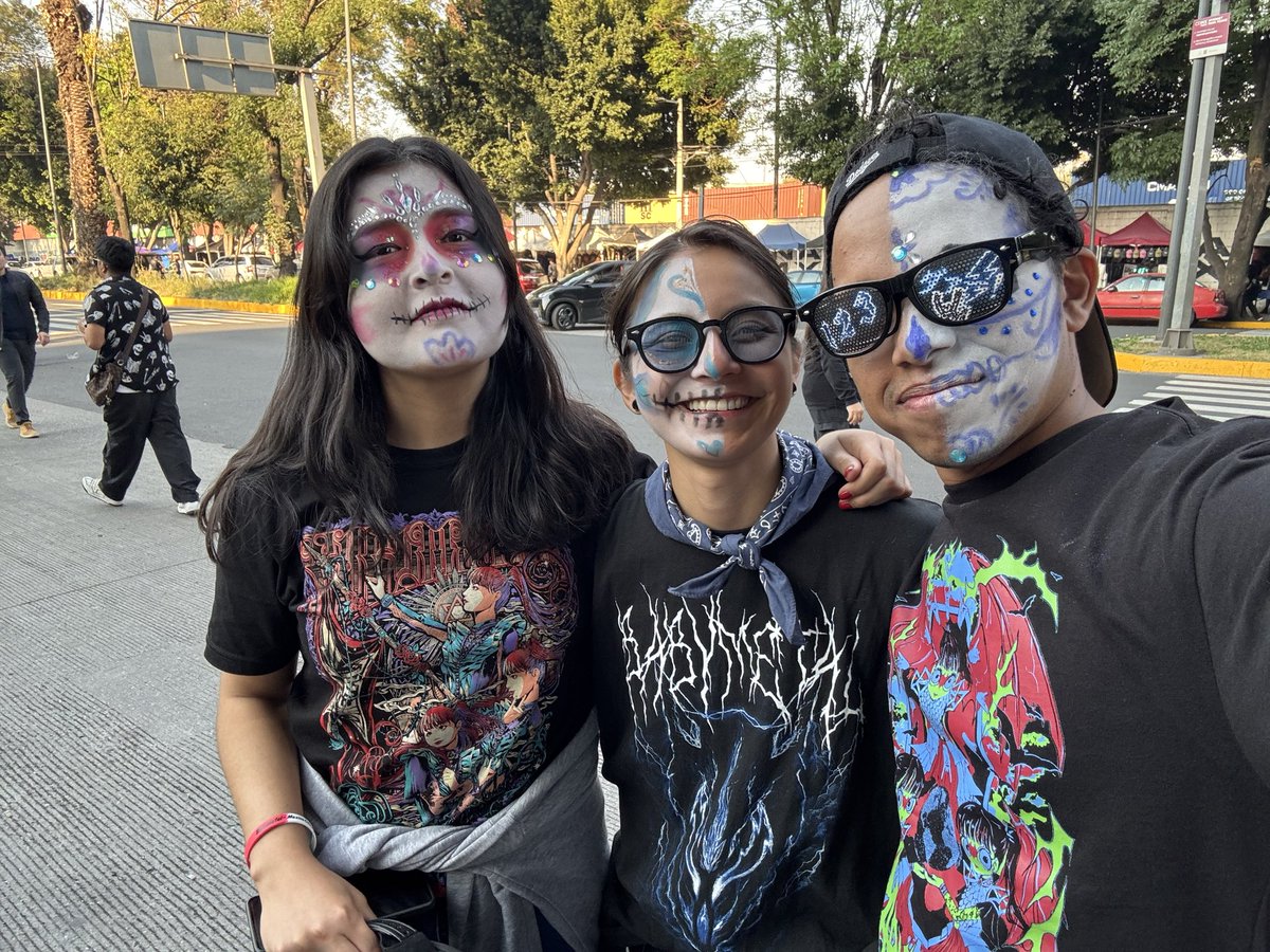 AustinBarnette7's tweet image. There’s so much cosplaying and Day of the Dead make up going on in the line at the Mexico show it’s great! :) A lot of girls are doing make up for many fans. And they are good at it! This show is going to be so hyped! 
#BABYMETAL  
#DiaDeMuertos 
#dayofthedead