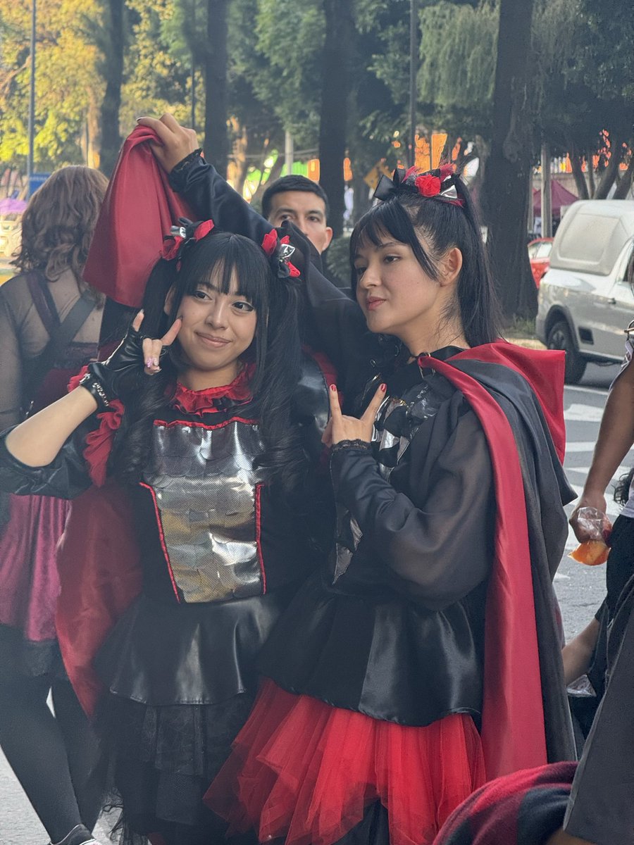 AustinBarnette7's tweet image. There’s so much cosplaying and Day of the Dead make up going on in the line at the Mexico show it’s great! :) A lot of girls are doing make up for many fans. And they are good at it! This show is going to be so hyped! 
#BABYMETAL  
#DiaDeMuertos 
#dayofthedead