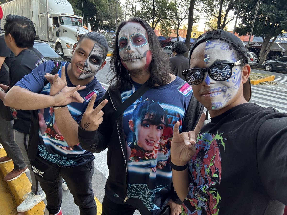 AustinBarnette7's tweet image. There’s so much cosplaying and Day of the Dead make up going on in the line at the Mexico show it’s great! :) A lot of girls are doing make up for many fans. And they are good at it! This show is going to be so hyped! 
#BABYMETAL  
#DiaDeMuertos 
#dayofthedead