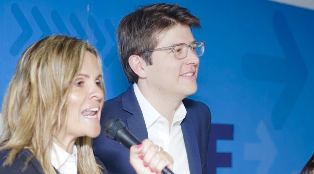 MAndreaNieto's tweet photo. Hace 5 meses sucedió este terrible atentado, 66 días después, Miguel Uribe murió. El senador de la oposición más votado en 2022 fue asesinado en el gobierno “progresista” de extrema izquierda, después de haber sido perfilado por Petro y al que le negaron 22 veces reforzar su esquema de seguridad. Petro 15 días antes fue al centro de operaciones del narcotráfico en el Pacífico, Manta, Ecuador. ¿Quién fue el autor intelectual de este magnicidio? Petro, en su gobierno mataron a Miguel, en su desgobierno descertificaron a Colombia, le quitaron la visa y lo metieron en la lista de lo narcos del mundo según el gobierno de Estados Unidos. Miguel siempre le dolerá a Colombia y estoy segura que desde donde este, si puede, nos va a dar una manita🙏🏻🇨🇴