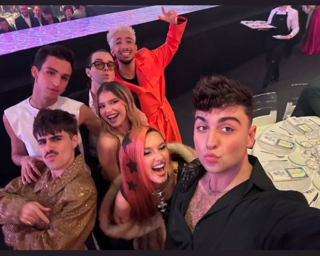 MartinUrrutiaIn's tweet photo. Hoy hace un año de Martin en la gala solidaria de #Los40MusicAwards y os traemos:

1. En el photocall
2. Martin con Juanjo, Ruslana, Mayo, Denna, Paul Thin y Nacho
3. La pregunta más bonita que le han hecho nunca (Gracias a las moneditas)
4. Martin y Chiara
#RecuerdOT 8/11/24 https://t.co/E0rcwjbNqu