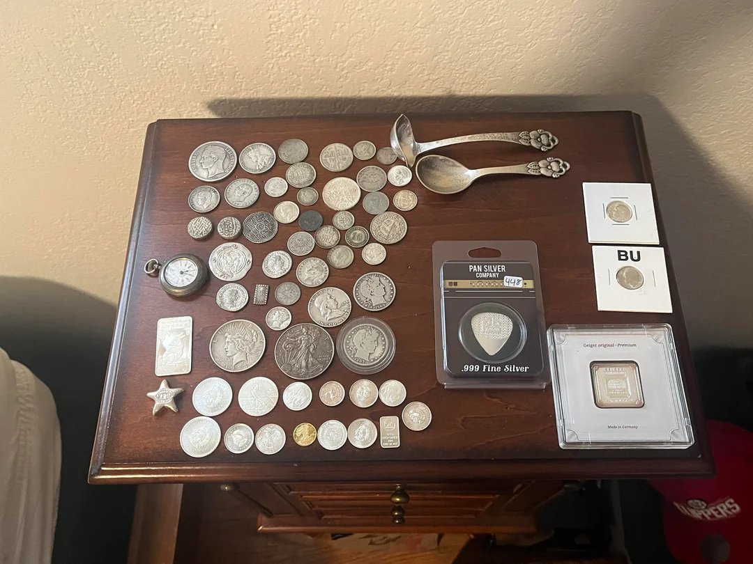 peer_metals's tweet image. Silver up ✅

Premiums rising 

✅Vaults draining 

✅But yeah… “nobody wants silver.”

#SilverStackers #silversqueeze