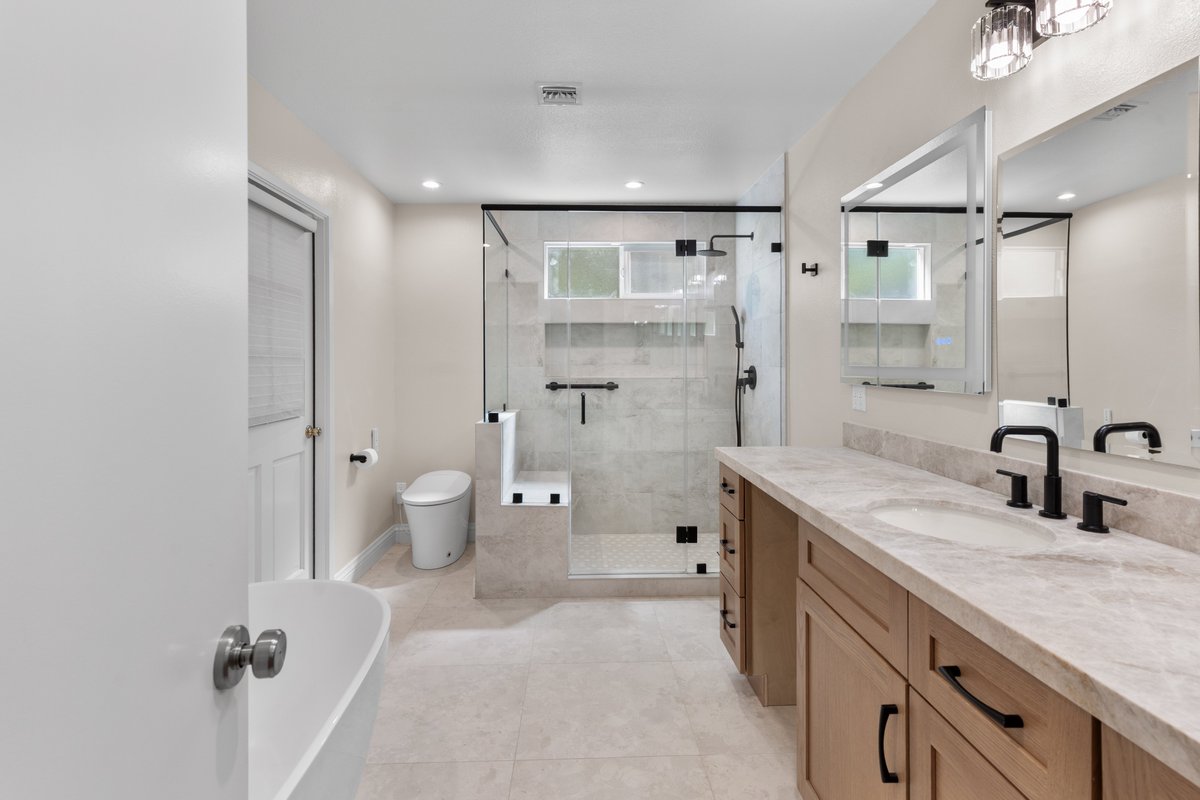 Rndbuilders's tweet photo. We had the pleasure of completely transforming this beautiful home in Thousand Oaks, covering everything from fresh interior paint and new flooring to a full kitchen renovation and 3 modernized bathrooms. https://t.co/cUTdxvviUM