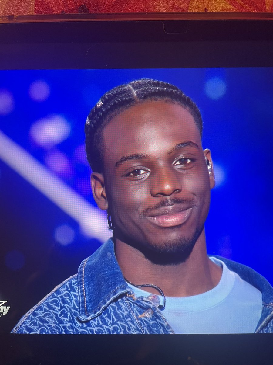 lyane2915's tweet photo. Ça se voit que noah est blessé et choqué, il est tout blanc le pauvre… Noah on t’aime 🫶 #StarAcademy #StarAcademyleLive #StarAcademy2025 https://t.co/BaMWgMwgec