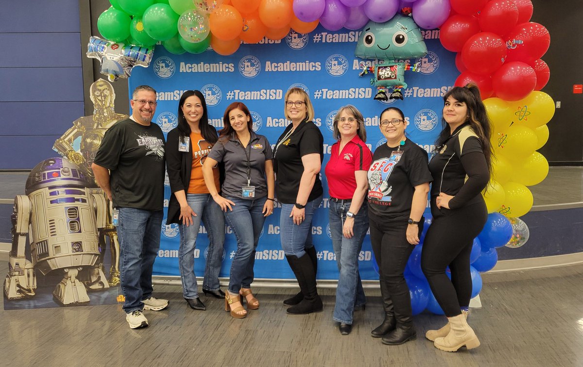 JEksaengsri_CI's tweet image. Proud to be a part of the district instructional officer team, behind the scenes supporting curriculum &amp;amp; instruction across the entire district. #AllInFridayFit #TeamSISD