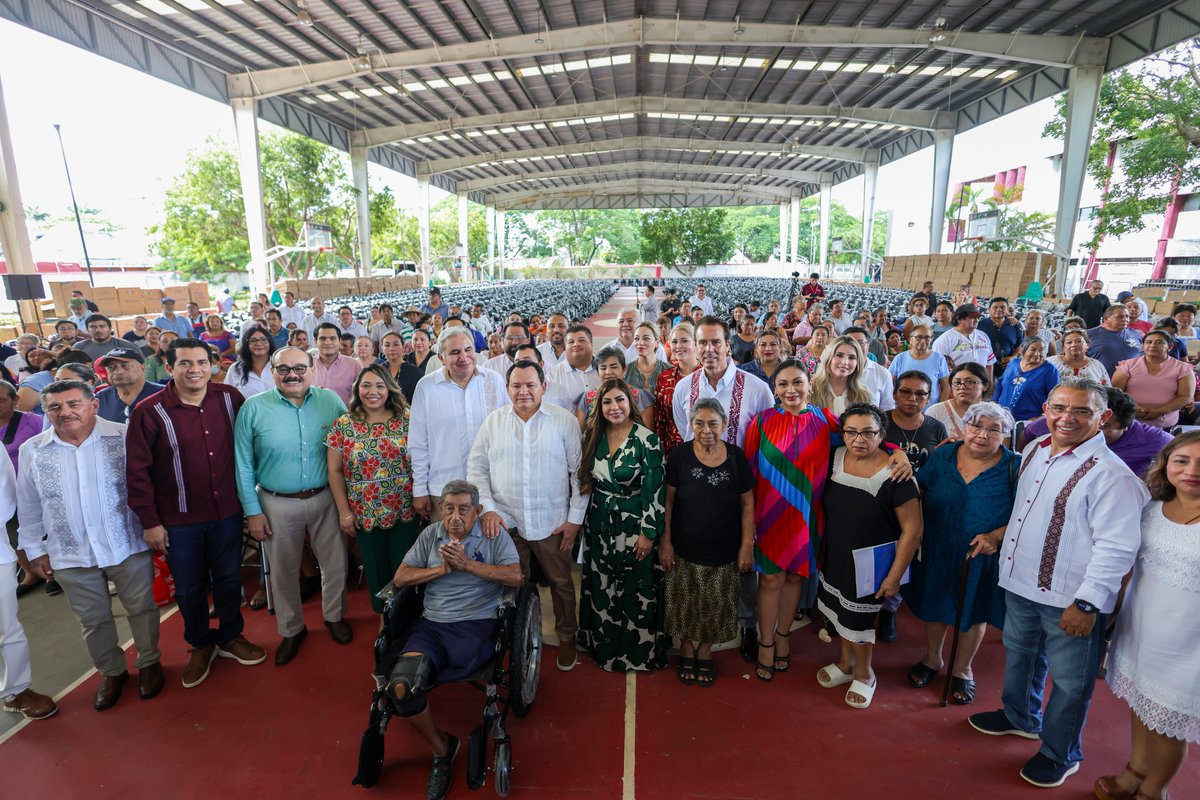 veronicacamino's tweet photo. ¡Más de 2,000 aparatos de movilidad entregados para apoyar a las y los yucatecos!🦼🦯

Agradezco la invitación de nuestro Gobernador @huachodiazmena a la jornada de entrega de aparatos funcionales: sillas de ruedas, bastones, sillas de baño, andaderas, entre otros.

Durante el evento, también se anunció la compra de varios equipos médicos, entre ellos un angiógrafo con una inversión de 51 millones de pesos que irá al #HRAE, fortaleciendo la atención médica especializada en nuestro estado.

Gracias a la coordinación entre la Beneficencia Pública Federal, encabezada por Alfredo Cordero, y la Beneficencia Pública del Estado, dirigida por Raúl Osorio, se entregan estos apoyos que transformarán la vida de cientos de miles de personas.
