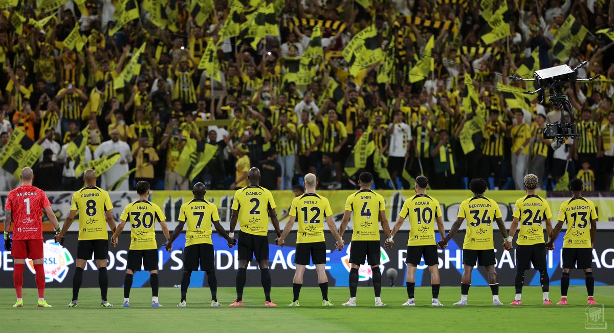 جماهير الاتحاد أنتم السلاح السري، السلاح الذي يُخيف الأعداء! أظهروا للجميع قوتكم وروحكم الاتحادية، وادعموا فريقكم لتحقيق الفوز . كونوا حاضرين زي العاده في الملعب واجعلوا صوتكم يُسمع. اللاعبين يحتاجون إلى دعمنا فلنكن خلفهم لتحقيق الفوز والانتصار 
💛🖤يارب العباد وفق الاتحاد 🖤💛