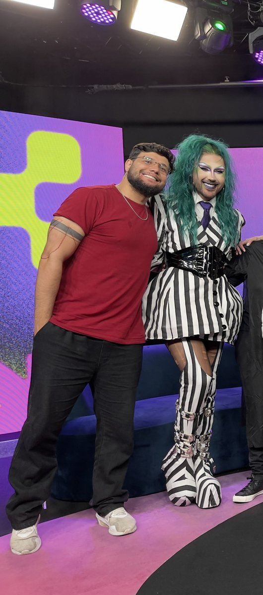 samuel__mazali's tweet photo. Hoje eu quero agradecer você @samiraclose!
Tive o privilégio de te conhecer pessoalmente e queria te dizer algo que você já deve ter ouvido antes, mas: MUITO OBRIGADO POR EXISTIR ❤️
A vida esse ano não está fácil pra mim e você me faz rir, eu te amo muito. #superpoc https://t.co/I9mzFmVnN7