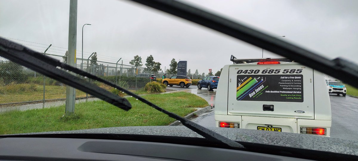 Čakáme. Vonku leje a je 10 stupňov.