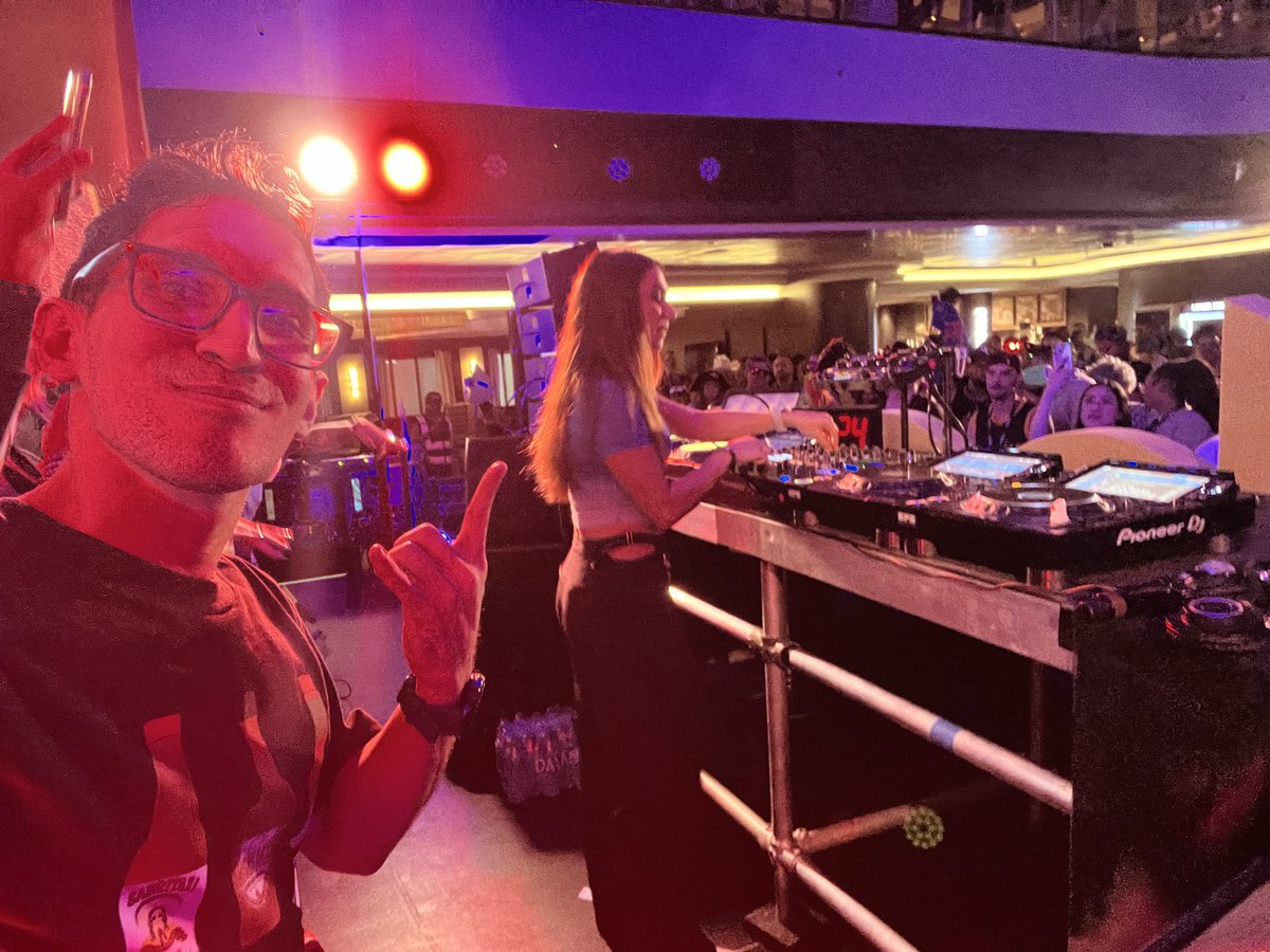 Bluefeather_96's tweet photo. I just wanna say a SPECIAL THANK YOU TO @layzdubz and her team for making my EDSea 🚢 the Greatest experience for my life. 
Thank you for allowing me on stage , signing all my merch and talking to me everytime we would cross paths. THANK YOU QUEEN 👊🏻 ⚡️ ⚡️ ⚡️ https://t.co/UxVDLqXBk5