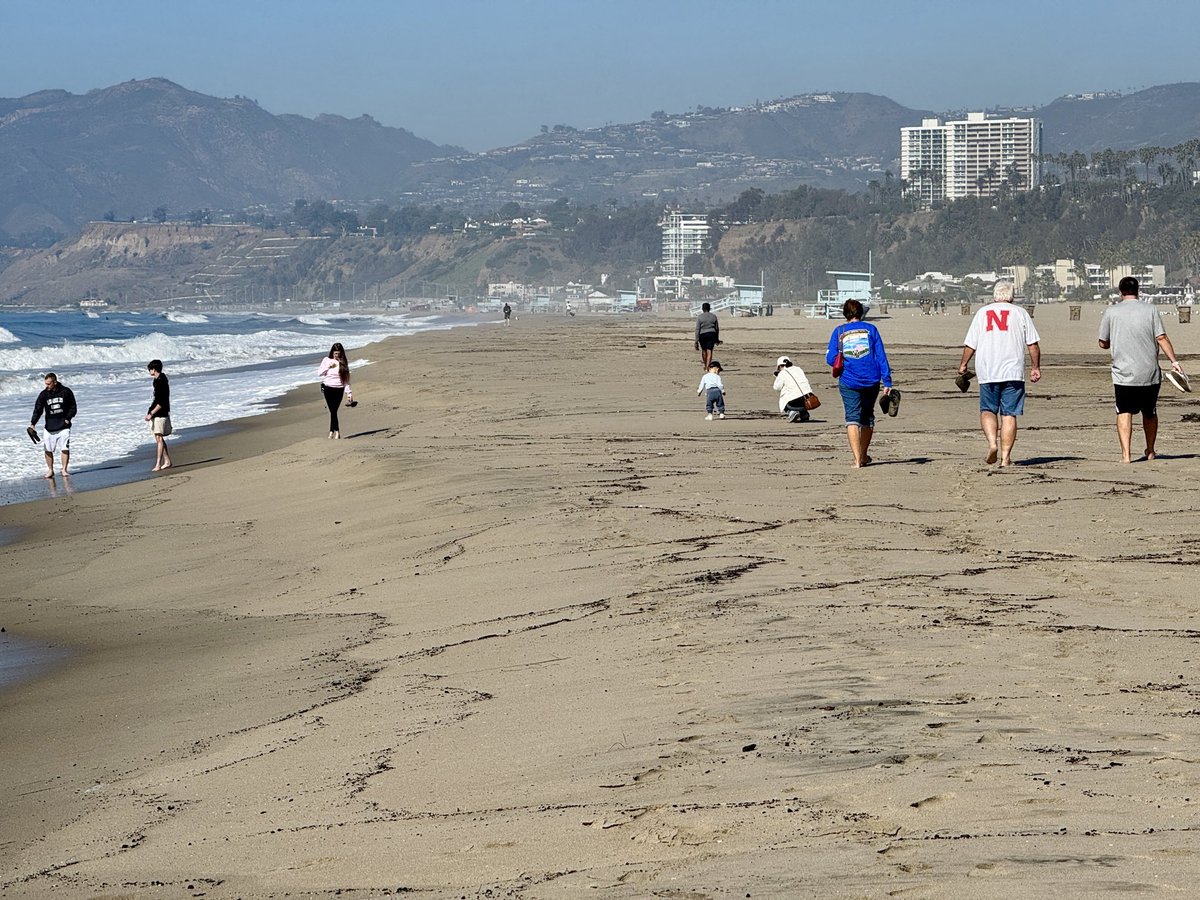 _AsianJoe's tweet image. Nebraska fans all over Santa Monica Beach today. #Huskers #GBR