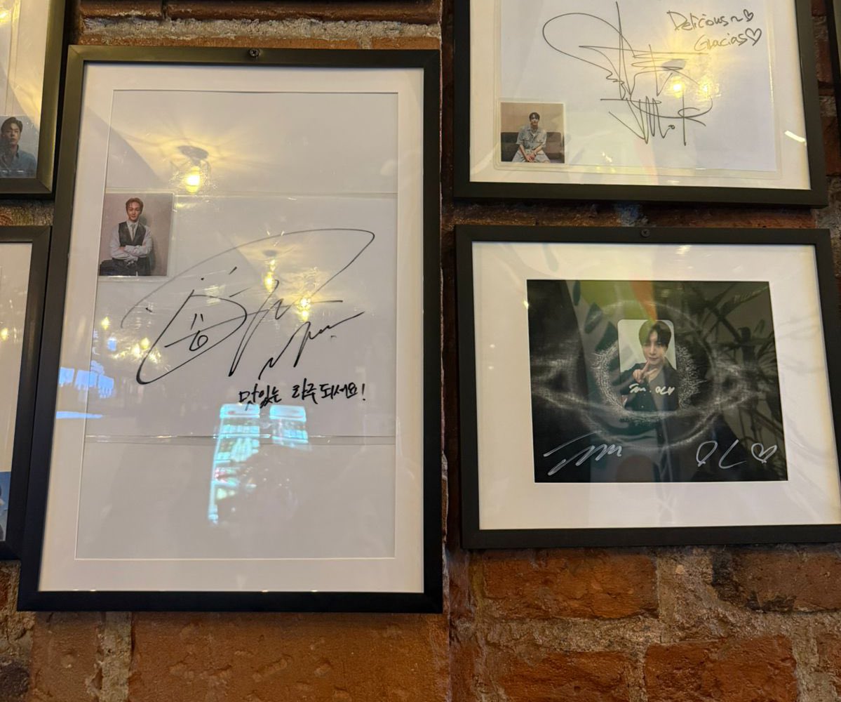 folklovermore9's tweet photo. Onew fue a comer al mismo restaurante que fue Taemin y colocaron sus autógrafos juntitos 😭🤍 https://t.co/8P2SrCVE1P