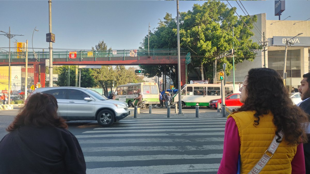 SmokinBMirror's tweet photo. @LaSEMOVI  En esa base de Micros de La Viga nunca respetan la cebra. https://t.co/YzR97gu7iK