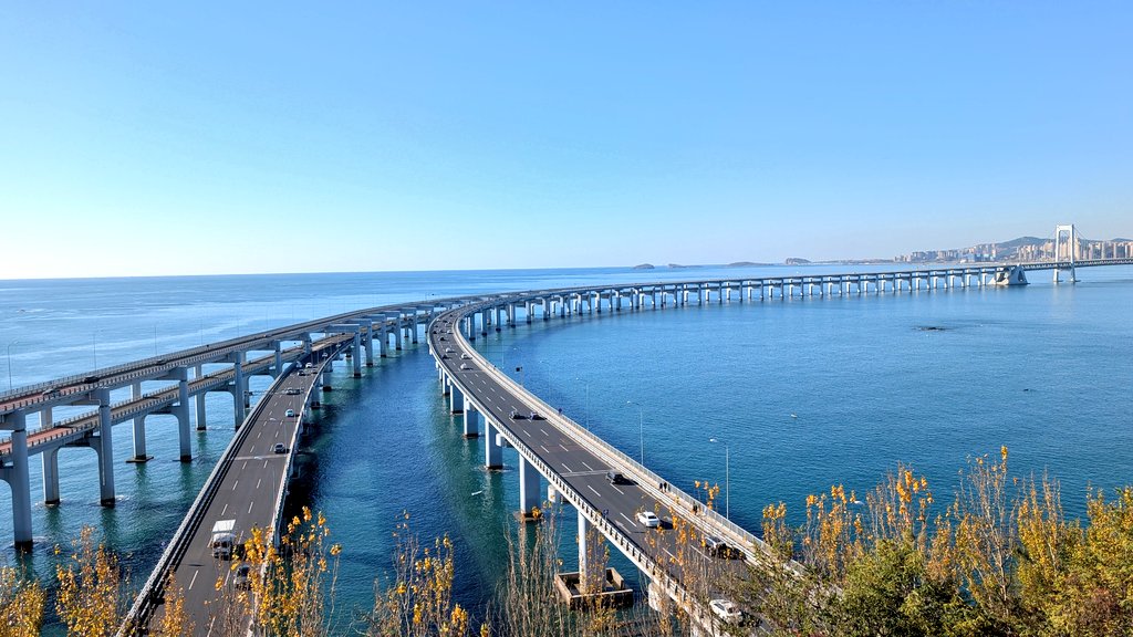 Lily0727K's tweet photo. 中国、大連の海沿いを散歩して、ロープウェイで蓮花山に登りました。

大連はわたしの出身地、北九州と姉妹都市で、美しい山と海に大きな橋がかかる景色は本当によく似ています！

初めて訪れた土地なのに、不思議と故郷に帰ってきたような気持ちがするのは、そんな理由もあるのかもしれません。 https://t.co/jpIh7IkTlg