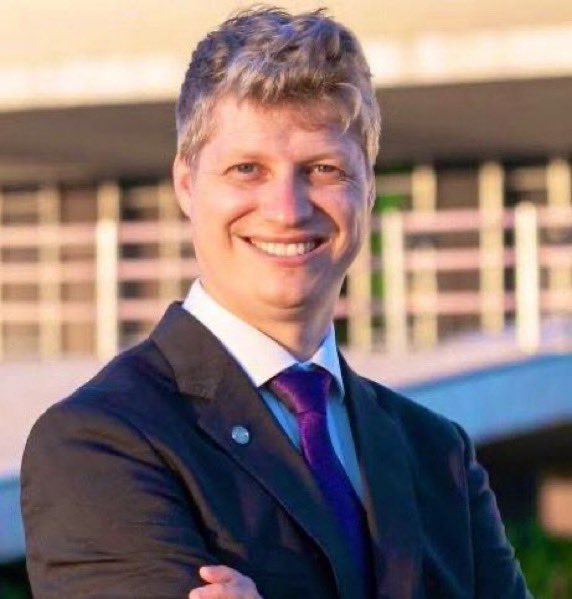 NewsLiberdade's tweet image. 🚨URGENTE - Deputado Marcel Vam Hattem lidera a disputa pelo senado do RS

🟠MARCEL VAN HATTEM - 45,8%
🔵EDUARDO LEITE - 42,1%
🔴MANUELA D'ÁVILA - 18,1%
🟢SANDERSON - 16,5 %
🔴PAULO PIMENTA - 12,6%
⚪️BRANCO/NULO 12 %

BRASMARKET - realizada entre os dias 27 e 31 de outubro