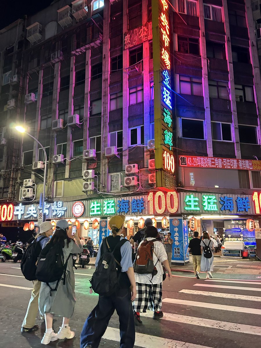 昨日は、ちゃおサンタがウィスキー(ボトル)のプレゼントをもってきてくれたり、お客さんからピザをいただいたり、ちゃおバッグ見せに来てくれたり、嬉しいね〜

そして朝から、昨日ごはん行った台湾在住の人が、実は幼なじみの友達なのだと知る。

毎日おもろい