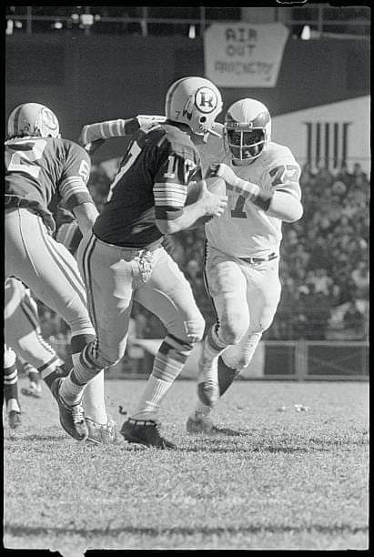 VanderlansJim's tweet image. November 7, 1971 - Philadelphia's right tackle Ernie Calloway (77) sets his sights on Washington quarterback Billy Kilmer (17), in the second quarter of the #Eagles vs #Redskins game at RFK Stadium. The Eagles tied the Redskins, 7-7.
#NFL #OTD #1970s