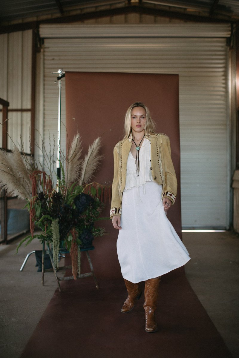 s_rewritten's tweet image. Lil’D got in a quick barn photo shoot. We were switching gears all day. Work. Play. Work. Play.
#Gettingitdone