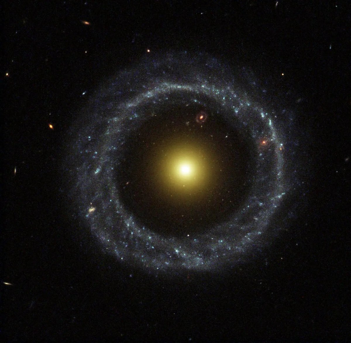 jflWrites's tweet image. #ScienceIsCool - Hoag's Object
A ring of hot, blue stars rotates around the yellow nucleus of an unusual galaxy known as Hoag's Object.
What appears to be a "gap" separating the two may actually contain some star clusters that are almost too faint to see.
The blue ring of stars