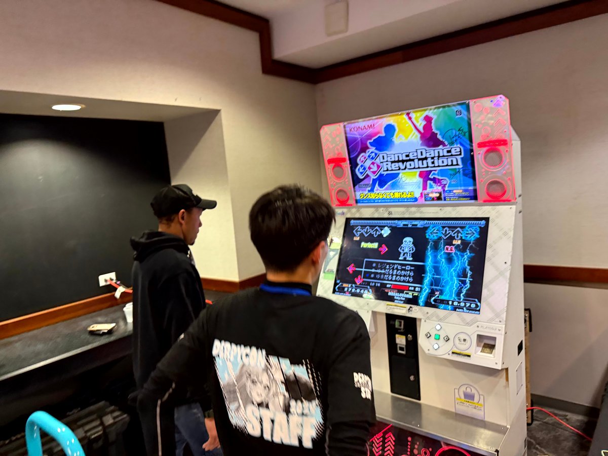 aVideoGameCon's tweet image. It&apos;s been only a week since we hosted @DerpyCon&apos;s game room with @Origin_Of_Play and @SPXArcade. Here&apos;s a look back at some of the great gaming moments from the event.
#DerpyCon #DerpyCon2025 #AVGC #AVideoGameCon #OriginofPlay #snowphoenix #ConsoleRoom #VideoGames #Arcade #NJ