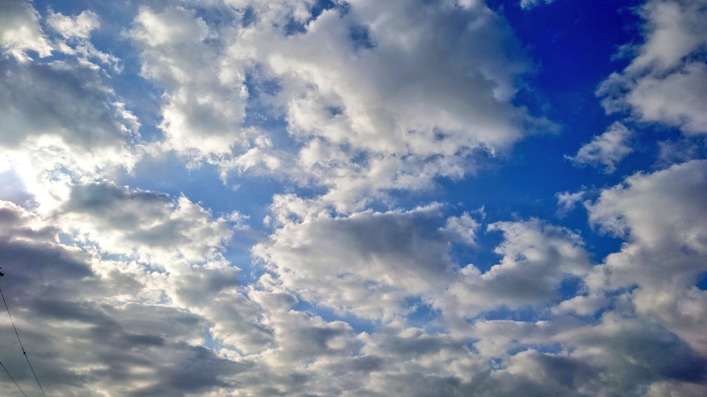 _dee_hii's tweet image. おはようございます☀

一年に一度会う仲間

お互いちゃんと年取ってるか

確かめ合う

てきとーにおだやかに

#みんなの風景写真 #空がある風景  #you39RT  #イマソラ