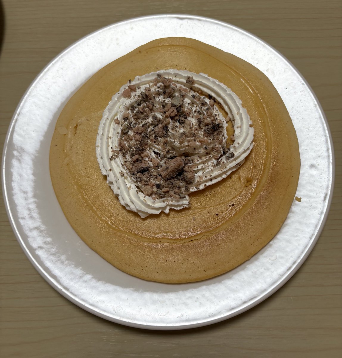 ホットケーキを焼いた
トッピングにホイップクリームとキットカットのいちごを乗せて完成
そんな土曜の朝