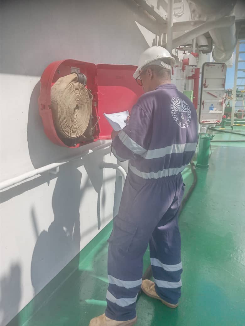 RCBClass's tweet image. Supervisión de medios contraincendios y balsas salvavidas durante inspección anual en buque petrolero. El RCB actua con precisión, ética y responsabilidad para garantizar la seguridad marítima.