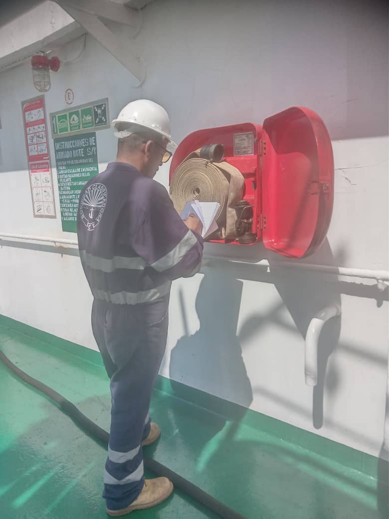 RCBClass's tweet image. Supervisión de medios contraincendios y balsas salvavidas durante inspección anual en buque petrolero. El RCB actua con precisión, ética y responsabilidad para garantizar la seguridad marítima.