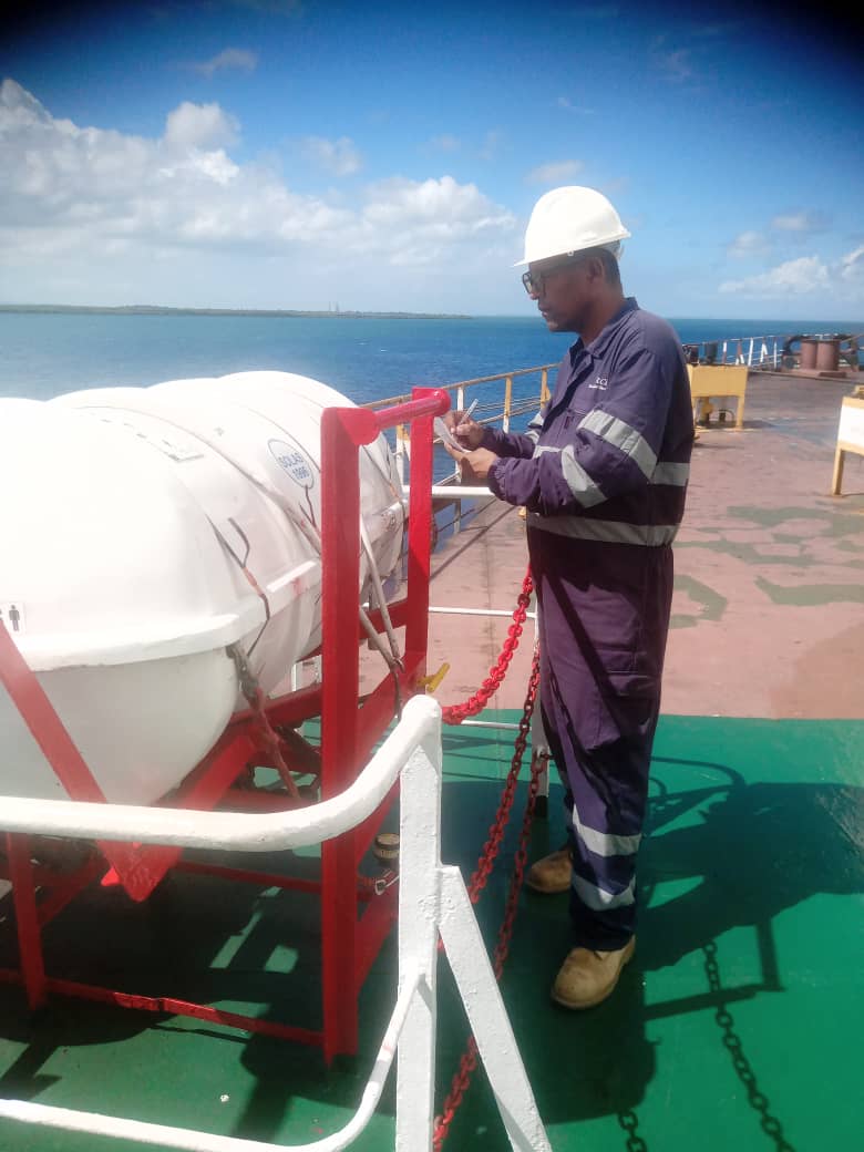 RCBClass's tweet image. Supervisión de medios contraincendios y balsas salvavidas durante inspección anual en buque petrolero. El RCB actua con precisión, ética y responsabilidad para garantizar la seguridad marítima.