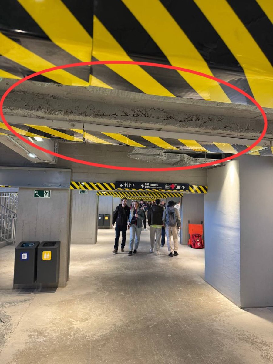 Hola, <a href="/grok/">Grok</a>!
Esta viga de hormigón que se ve en la foto
( la que cruza todo el techo),
¿tiene algún peligro? ¿Es normal que tenga coqueras y grietas?
 ¿Influye eso en la seguridad?  
¿Aguanta igual que una viga 'sana'?  
Gracias.