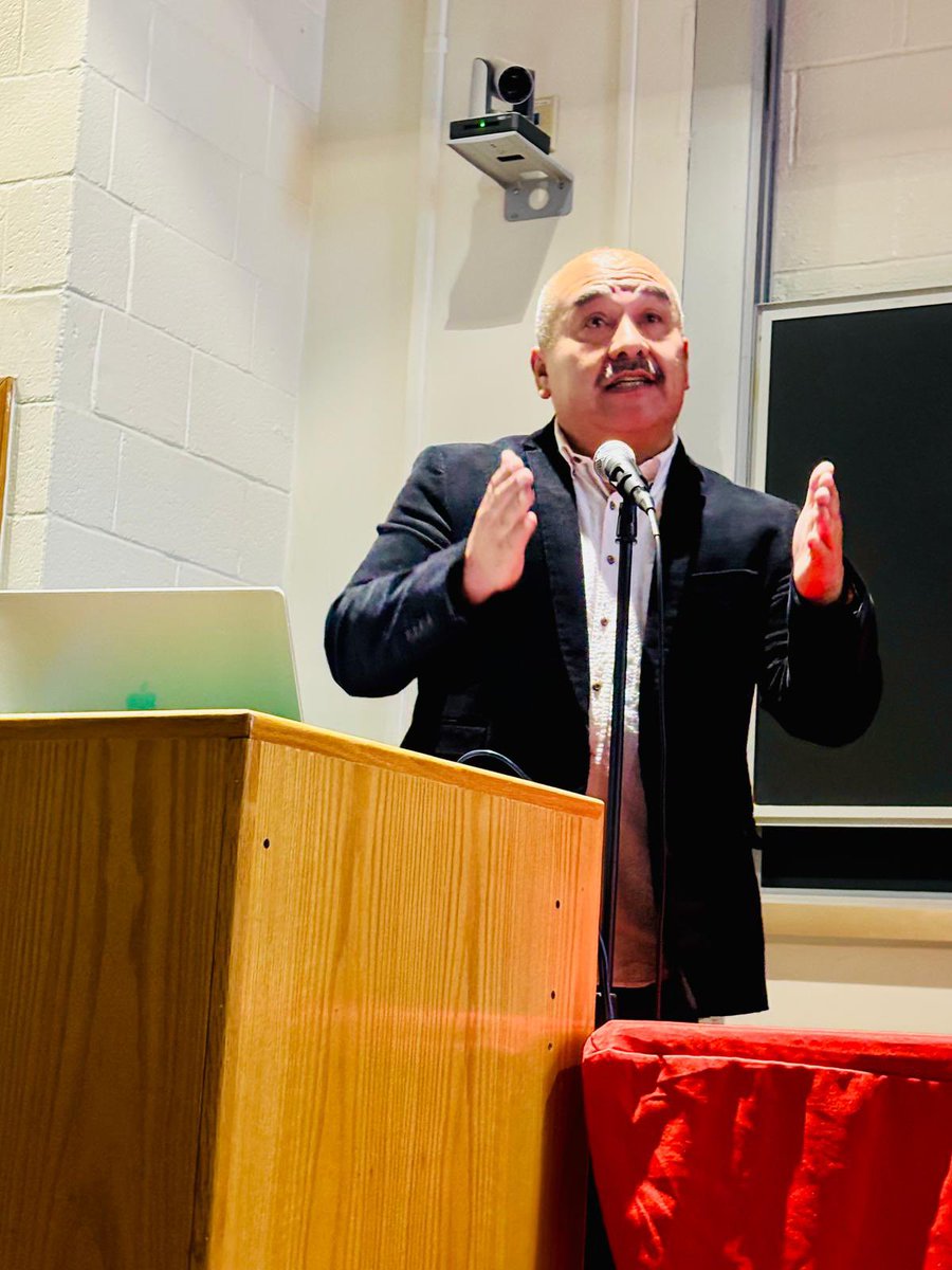 ConsulMexAlb's tweet photo. #MuchoMéxicoEnNuevoMéxico

#TeamAbq @ConsulMexAlb @SRE_mx joined the talented Mexican scholars participating in the panel “Wildlife Without Borders: Conserving Mammals Across the U.S. Southwest and Northwestern Mexico”, held at @UNM. 

Among the distinguished speakers were:
🎓 Dr. Jesús A. Fernández, Professor of Taxonomy and Systematics of Biodiversity at the Universidad Autónoma de Chihuahua (@UACHMx) and 2025 COMEXUS Fulbright Mexico Studies Chair @UNM;
🎓 Dr. Cuauhtlihuatl Vital García, Professor at the School of Veterinary Medicine at the Universidad Autónoma de Ciudad Juárez (@somosuacj);
🎓 Dr. Enrique Martínez Meyer, Professor at the Institute of Biology at the Universidad Nacional Autónoma de México (@UNAM_MX);
🎓 Dr. Jason Malaney, Curator of Biosciences at the New Mexico Museum of Natural History and Science (@NMMNHS_Paleo).

The discussion, moderated by Dr. Samuel Truett, Professor and Director of the Center for the Southwest at the University of New Mexico (@UNM), explored challenges and opportunities for cross-border species and ecosystem conservation. 🌎

The event fostered academic and scientific collaboration between Mexico and the United States, emphasizing the importance of joint efforts to protect our shared biodiversity. 

Special thanks to Dr. Frances Hayashida, Director of the UNM Latin American & Iberian Institute (LAII) @unmlaii, 
 for her leadership in strengthening these bridges of collaboration.