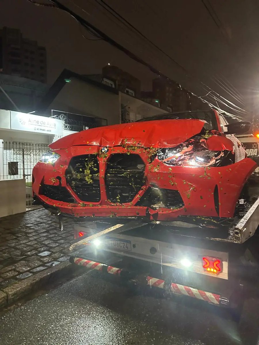burnhhearts's tweet photo. tão novo e já tá batendo o carro do pai? https://t.co/Hm0WMqwIUR