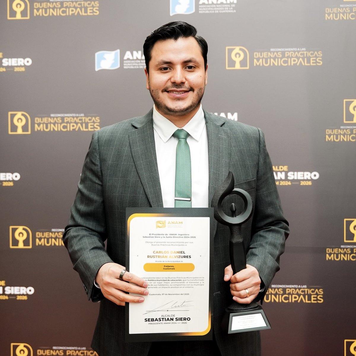 DanielRustrian's tweet image. Por segundo año consecutivo, Fraijanes recibe el reconocimiento a la Política Municipal de Educación 🎓 

Hoy nuestro municipio cuenta con más escuelas, programas extraescolares, universidad, transporte gratuito para los estudiantes y espacios dignos. #LaEducaciónEsPrimero 💚