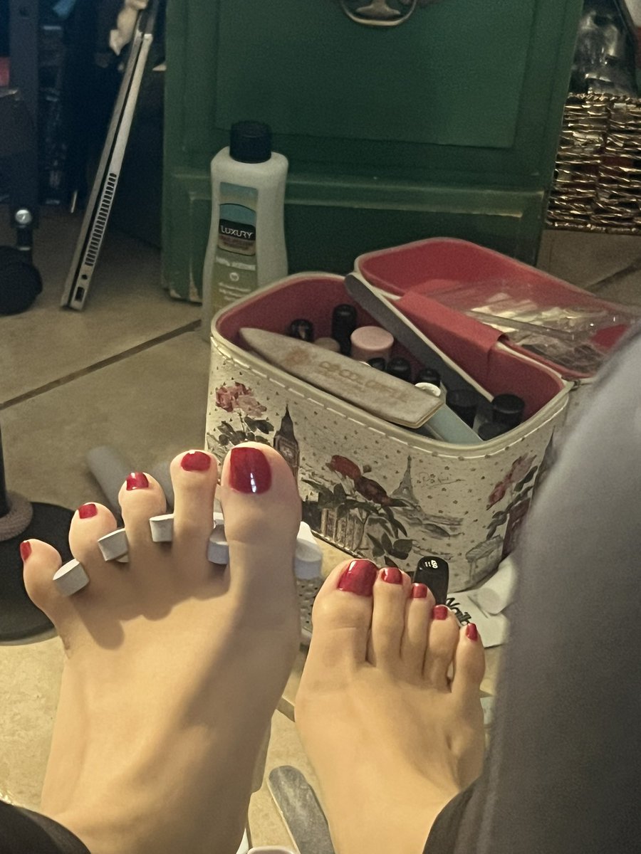 urfavets's tweet photo. today was pedicure day, what color do you see 👁️ #pedicure #feetfetısh #Feet https://t.co/4haEbxvMLL