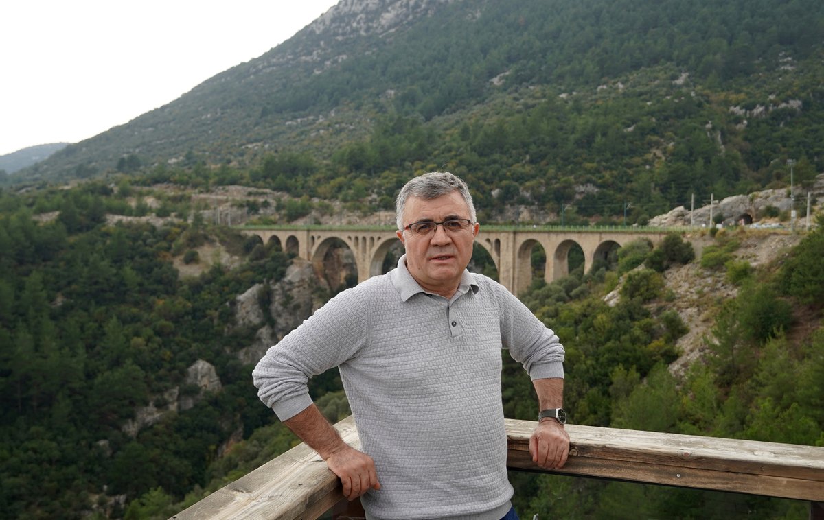 Geçen hafta birkaç günlük bir program çerçevesinde gittiğim Adana’da, bizi ağırlayan arkadaşlar Karaisalı'daki Varda Köprüsünü görmemizi de sağladı. Bu toprakların insanı olmama rağmen ilk kez gördüm. Gerçekten harika bir manzarası var. Adana’ya yolu düşenler uğramadan geçmesin.