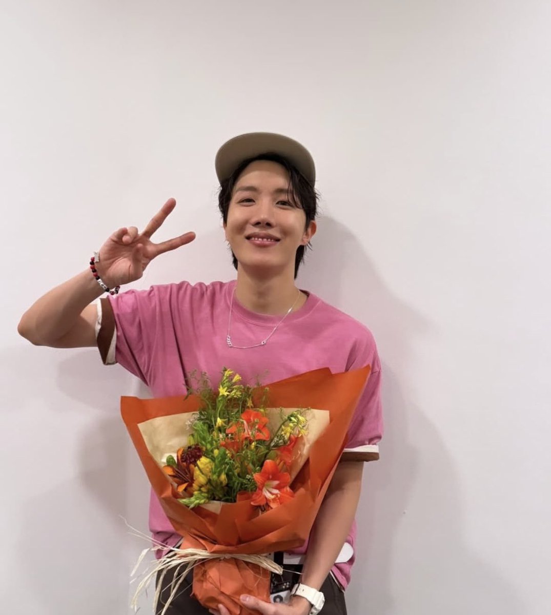 SebasSOfficial's tweet photo. @uarmyhope_e 💐 https://t.co/LJSbUlLN37