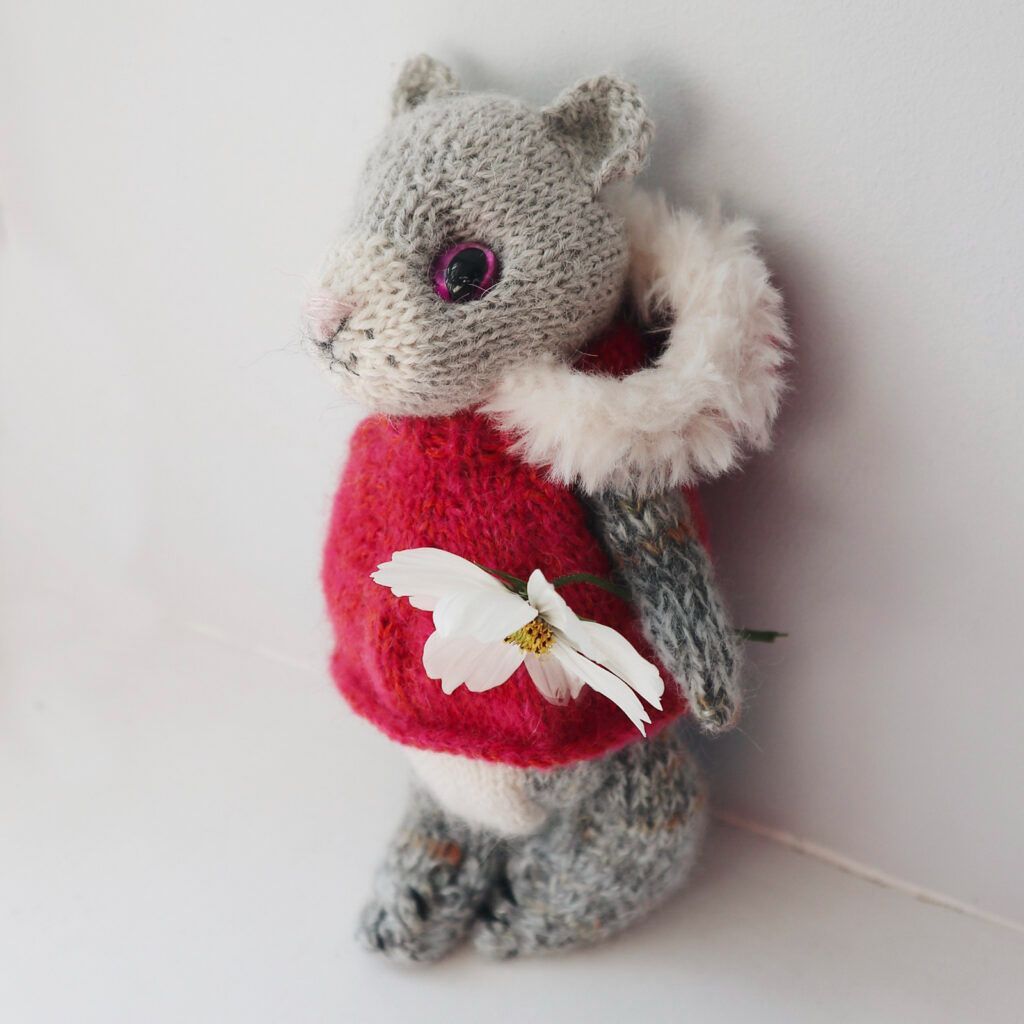 knithacker's tweet image. Knit a Cute &amp;amp; Cuddly Beginner Kitty With This Adorable FREE Pattern From Claire Garland: 👉 ravelry.com/patterns/libra… #knitting #freepattern #caturday 😻