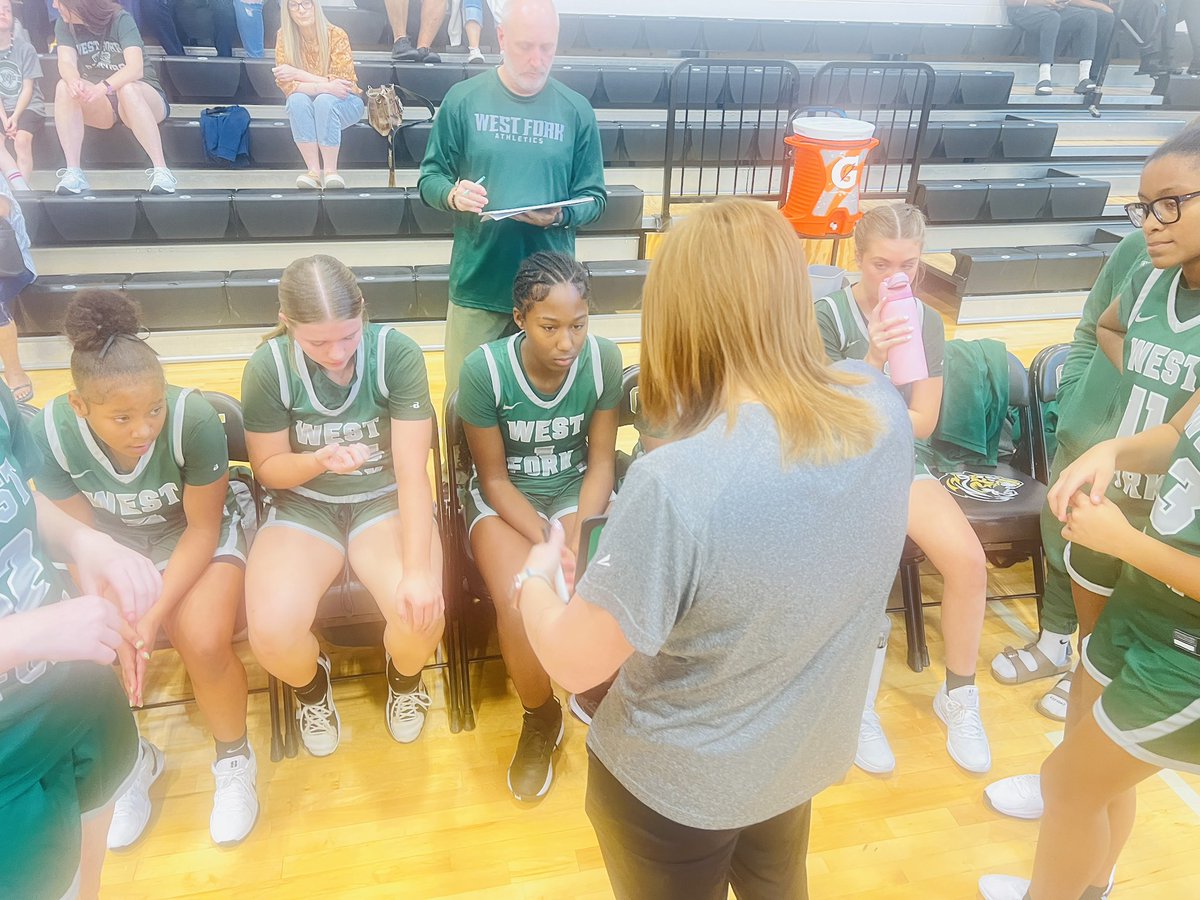 Congratulations to our freshmen on their first win of the season! 🏀🐊