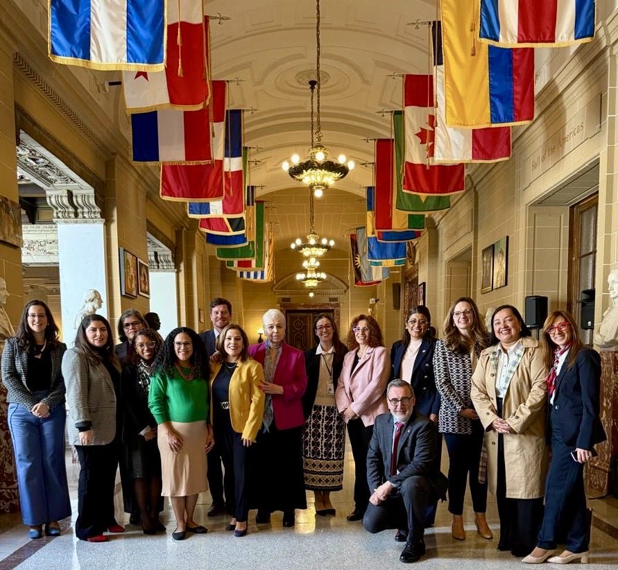 MisionMexOEA's tweet photo. México 🇲🇽 entregó a Chile 🇨🇱 la Coordinación  de la Articulación de países de la @OEA_oficial por los Derechos de las Mujeres, Niñas y la Igualdad de Género #ADEMNIG en una reunión de trabajo donde se revisaron los logros alcanzados y los desafíos futuros. https://t.co/So3mnnWN2J