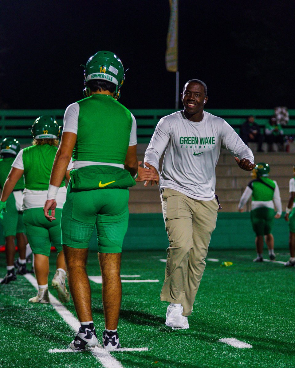 SummervilleFB's tweet photo. Hype ‘Em Up, Hall! 

#GoBigGreen | #VilleMentality https://t.co/3ztvYZXAxj