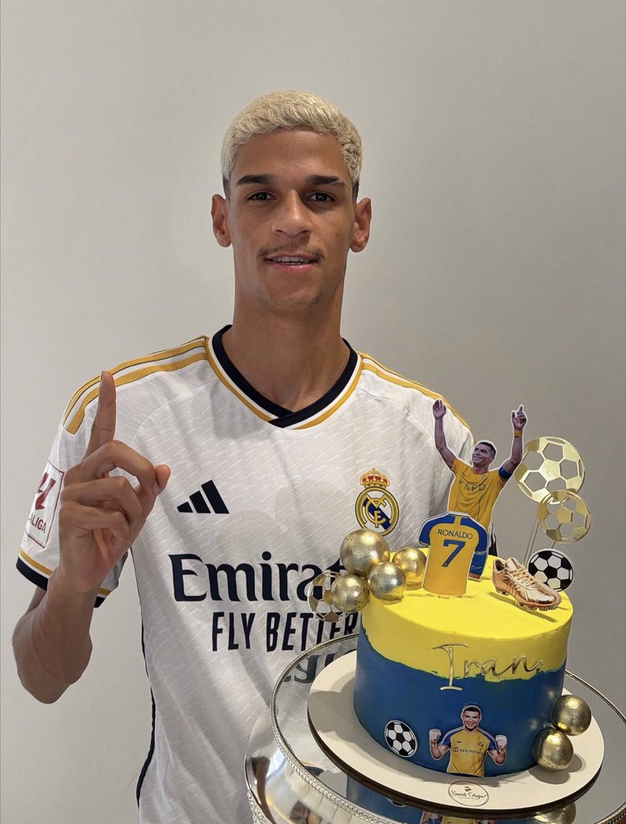 realmilgrauu's tweet image. Minha mãe: “não vejo a hora desse menino crescer e parar com esse negocio de cristiano ronaldo”

eu no meu aniversário de 30 anos: