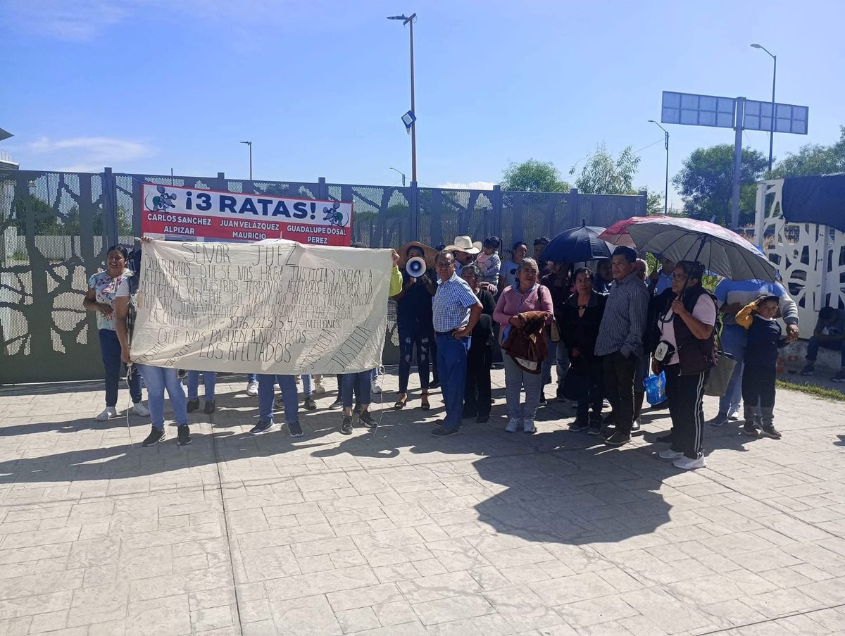 #PrecaucionVial 🚨| Sigue bloqueada la autopista México-Puebla a la altura del kilómetro 74 por ejidatarios de Santa Rita Tlahuapan.