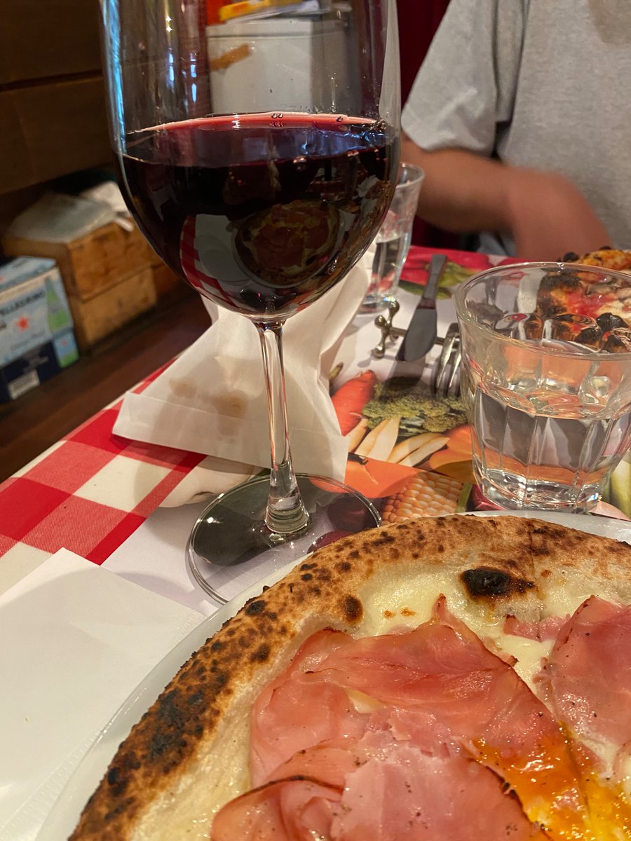 旦那と慰労でイタリアンランチ。

いつも私がアルコールを頼んで、旦那は一切飲まないんだけど、必ず店員さんが旦那に酒をサーブする。

確かに旦那は大酒を飲む大男に見えるし、私は酒なんて一滴も飲まない人畜無害なノームコア女に見えるもんね。