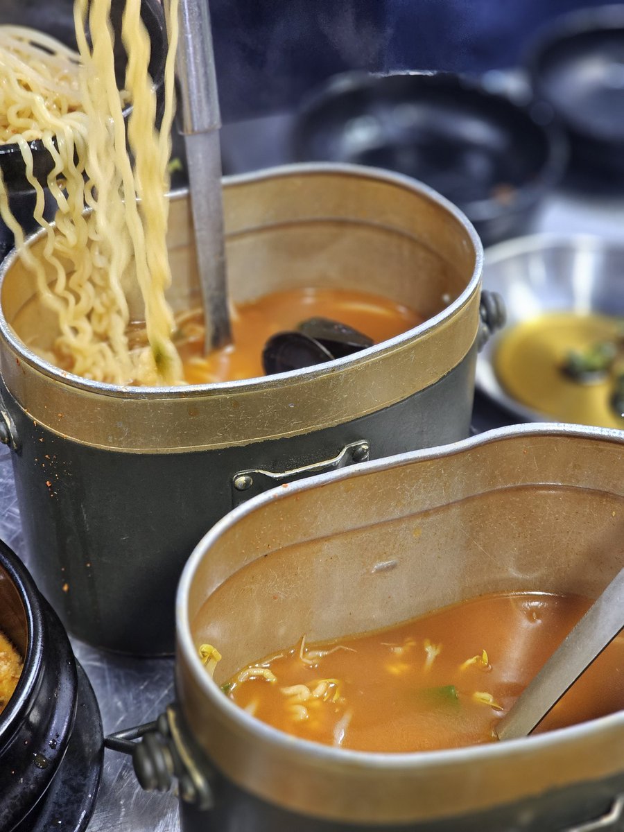 msRobin__'s tweet image. 왕십리 0티어 국내3대 목살집을 찾아 굳이 삼겹살을 먹고 있는 변태들과 일주이몽(일주일에 두번째 몽 😑😑😑)

넷이서 고기 7인분에 라면까지 그렇게 먹고 몽 앞에서 와플 웨이팅까지 하는 모습을 보며

이런 애들과 다이어트 내기 하는 자신이 양아치 같았음 그래도 3주뒤에 저녁+바틀 칼같이 받겠음