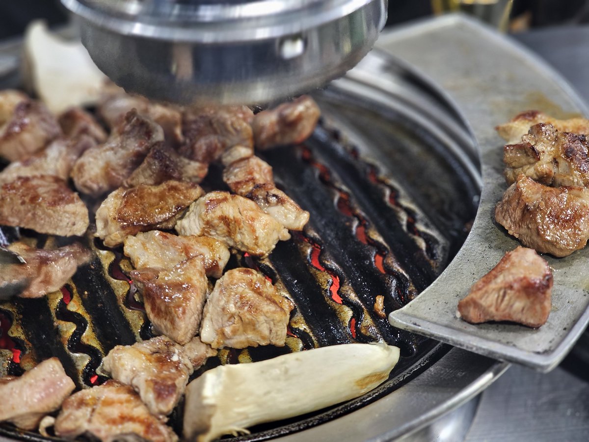 msRobin__'s tweet image. 왕십리 0티어 국내3대 목살집을 찾아 굳이 삼겹살을 먹고 있는 변태들과 일주이몽(일주일에 두번째 몽 😑😑😑)

넷이서 고기 7인분에 라면까지 그렇게 먹고 몽 앞에서 와플 웨이팅까지 하는 모습을 보며

이런 애들과 다이어트 내기 하는 자신이 양아치 같았음 그래도 3주뒤에 저녁+바틀 칼같이 받겠음