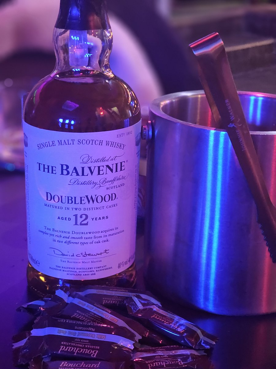 msRobin__'s tweet image. 왕십리 0티어 국내3대 목살집을 찾아 굳이 삼겹살을 먹고 있는 변태들과 일주이몽(일주일에 두번째 몽 😑😑😑)

넷이서 고기 7인분에 라면까지 그렇게 먹고 몽 앞에서 와플 웨이팅까지 하는 모습을 보며

이런 애들과 다이어트 내기 하는 자신이 양아치 같았음 그래도 3주뒤에 저녁+바틀 칼같이 받겠음