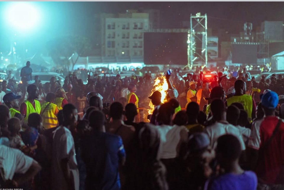 secondair_effet's tweet image. 📌Les arrivées ne s’arrêtent pas.
Des groupes se forment, des histoires se racontent, des chants partent sans prévenir.
L’événement commence déjà avant l’heure.

#sonko #senegal #pastef #meeting

Badara 📸